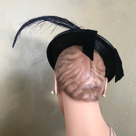 INVENTIVE 1930s' BLACK STRAW TILT HAT WITH CRAFTED LONG FEATHER & BOW - Picture 6 of 12